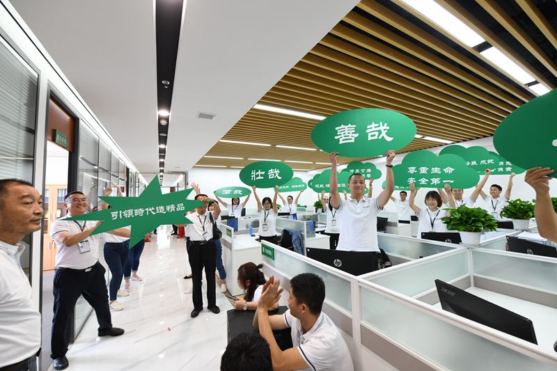 第十二工程公司唱跳、手举写有企业文化标语的KT板_副本