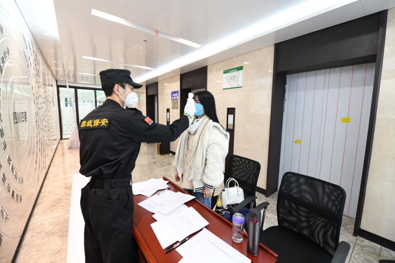 机关员工在电梯口测量体温并填写承诺书、员工（人员）健康情况申报卡_副本