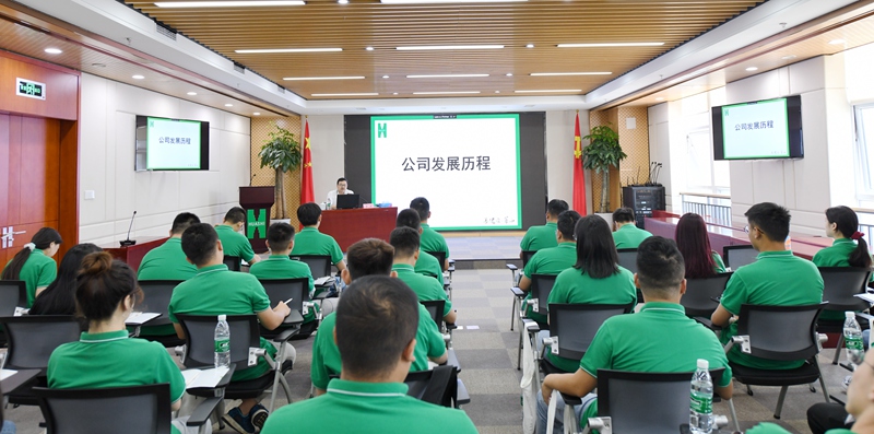 公司党委委员、纪委书记、工会主席章庆讲述公司的发展历程